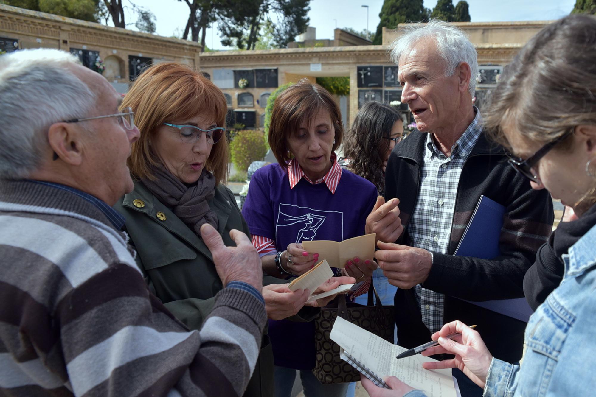 Familiares de la fosa 22 del cementerio de Paterna durante los trabajos de exhumación.